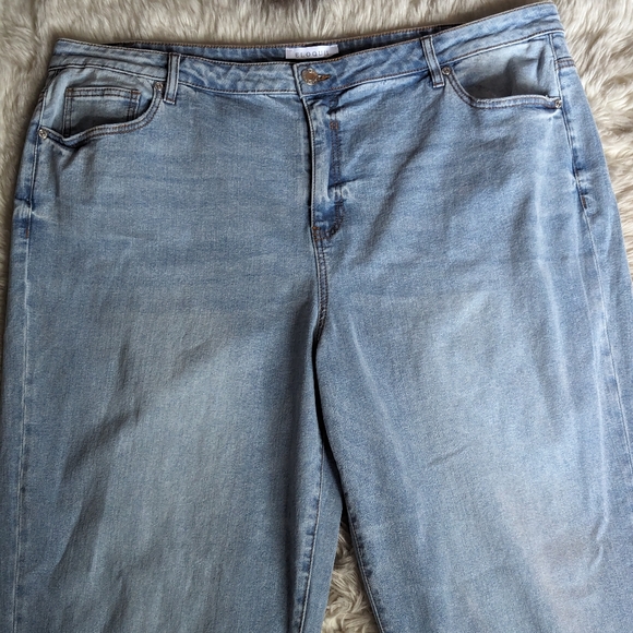 Final Price NWT Eloquii Straight Leg Jeans With Slit in Light Wash - Picture 7 of 14